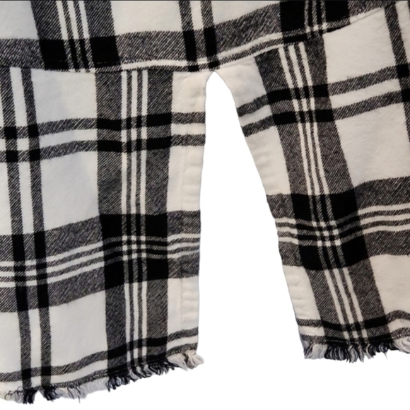 𝅺CLOTH & Stone Plaid Vneck Button Up Raw Fringe Hem Plaid Top - Picture 4 of 7